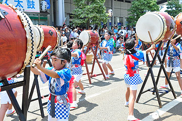 「太鼓の音が響いた大手通り」の画像