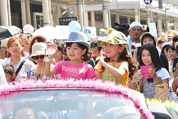 「谷花音ちゃんと小林星蘭ちゃんが笑顔でパレード」の画像