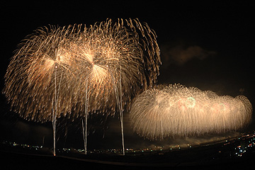 「壮大なスケールの「復興祈願花火フェニックス」」の画像1