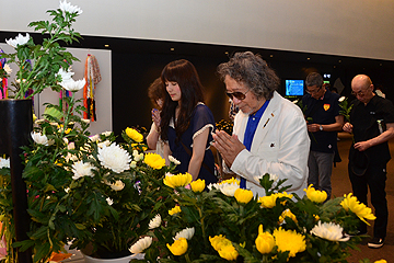 「「鎮魂たむけの花」の祭壇に花をたむけました」の画像