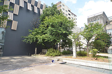「「長岡城二の丸跡」の碑が立っている一角」の画像