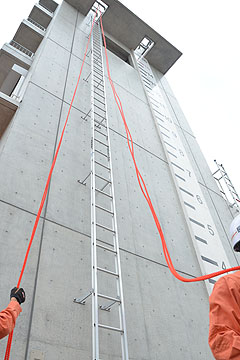 「幅約40cm高さ15mのはしご（43段）を登ったタイムを競うこの競技」の画像
