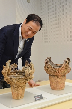 「大英博物館に長岡の火炎土器を展示」の画像