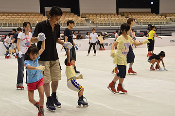 「親子連れや仲間同士で楽しむ姿が」の画像