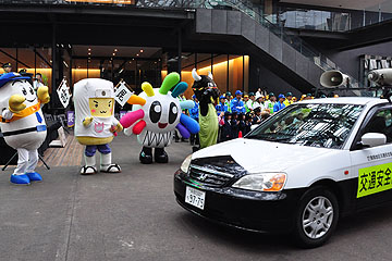 「交通安全を呼び掛ける白バイとパトカーが出発」の画像