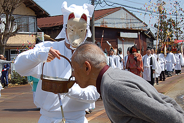 「「中条日枝神社御神輿巡行神事」の様子」の画像