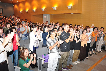 「拍手喝采で講演会を終えました」の画像