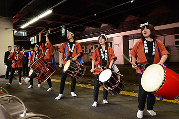 「長岡造形大学の転太鼓舞のみなさんが太鼓を演奏」の画像