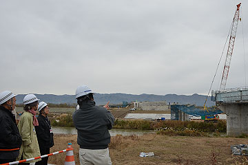 「東西道路の工事現場」の画像