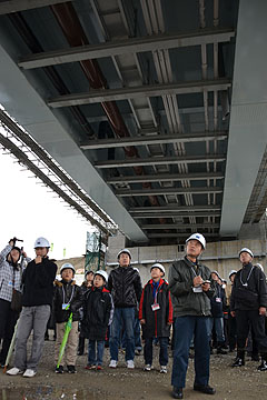 「ライフラインが一緒に橋を渡る」の画像