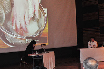 「犬養さんと真崎庸さんによるトークショーを開催」の画像