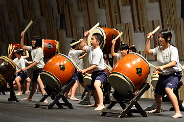 「東中学校３年生による勇壮な和太鼓演奏」の画像