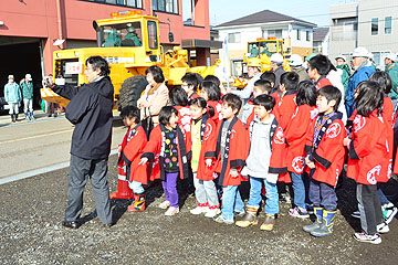 「除雪車出動に子どもたちは大はしゃぎ」の画像