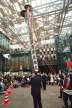 「くす玉が割られ開会」の画像