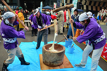 「ペッタンペッタンとテンポ良い餅つき」の画像