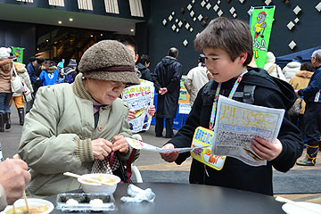 「川口小学校の子どもたちがチラシを配ってＰＲ」の画像