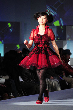 「長岡花火をイメージしたという洋服も登場」の画像