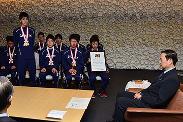 「長岡ジュニアユースＦＣの選手たちが優勝の報告に」の画像