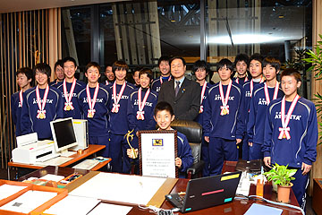 「市長室で記念撮影」の画像