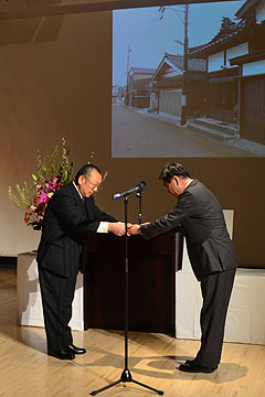 「和島島崎地区まちづくり協議会副会長・早川富一さん（写真左）」の画像