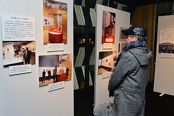 「大英博物館での展示の様子をパネルで紹介」の画像