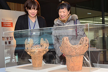 「土器の特徴などを専門員が詳しく説明」の画像