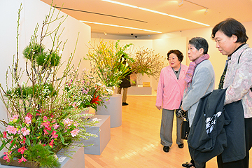 「「花ロードで繋（つな）ぐ日本画といけばなの祭典」」の画像