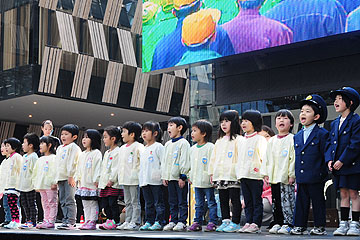 「南部保育園の園児15人が交通安全の約束を元気に発表」の画像