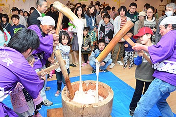 「川口木沢地区のみなさんによる餅つき」の画像
