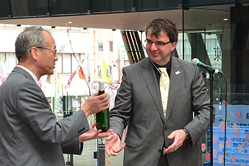 「ドイツワインと長岡の天地人うちわをプレゼント交換」の画像
