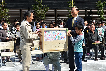 「トキが入った木箱を慎重に手渡しました」の画像