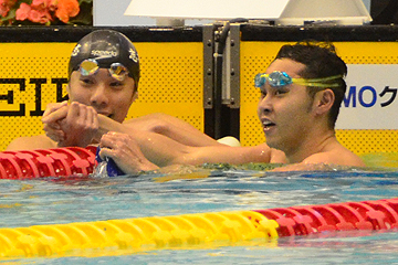 「男子100ｍ平泳ぎ・北島康介さん、山口観弘さん」の画像