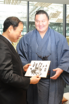 「白鵬関から手形を押した色紙のプレゼント」の画像