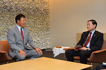 「新監督のギャオス内藤さんが森市長を訪れました」の画像
