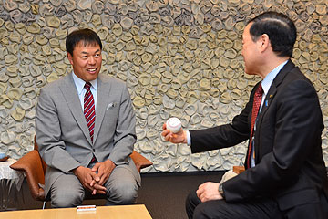 「監督直筆のサインボールを森市長にプレゼント」の画像