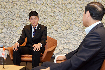 「アルビレックス新潟の川口尚紀選手が森市長を訪問」の画像