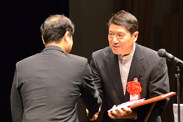 「今年の受賞者は映画監督・小林茂さん」の画像
