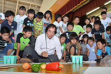「上組小学校での絵画教室」の画像