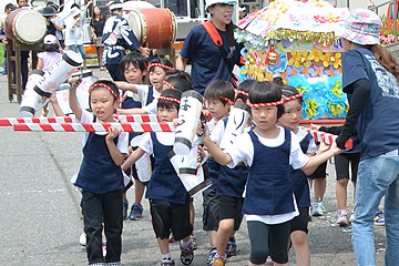 「与板保育園の園児による「花みこし」パレード」の画像