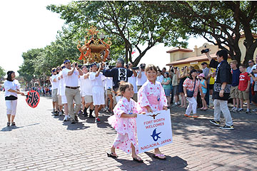 「ＦＷ日本人会が神輿を担いでメインストリートを練り歩く」の画像