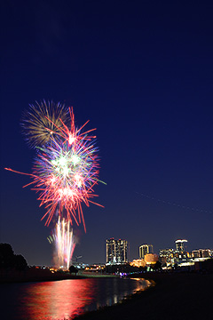 「フォートワースの夜空を長岡花火が彩る」の画像