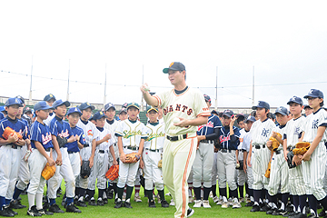 「一人ひとりにアドバイスをする桑田さん」の画像