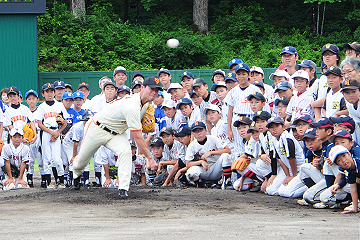 「時速120kmの直球や切れのあるカーブに大歓声」の画像