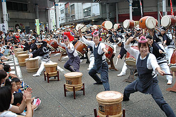 「オープニングは勇壮な太鼓」の画像