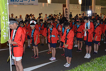 「会場全員で黙とう」の画像