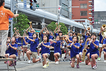 「元気いっぱいな演奏を披露した富曽亀小学校」の画像