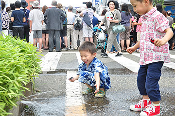 「消雪パイプを使った打ち水大作戦も実施」の画像