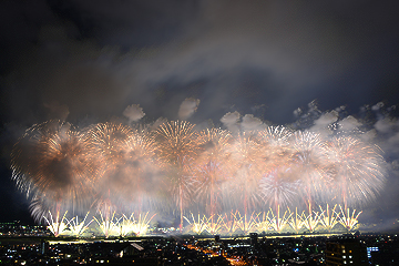 「９カ所から上がった復興祈願花火フェニックス」の画像