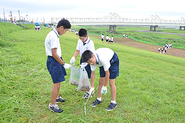 「ボランティアで河川敷の清掃を行っています」の画像