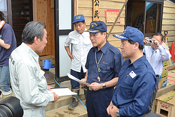 「「緊急要望書」を長島団長に手渡しました」の画像